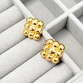 Detailansicht vergoldeter geometrischer Kugel-Ohrstecker in quadratischem Cluster-Design - Gold