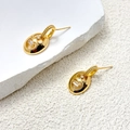 Détails des boucles d'oreilles ovales plaquées or avec cœurs entrelacés et zircons incrustés - Doré