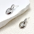 Gros plan de boucles d'oreilles en argent S925 avec zircon rectangulaire et bordure perlée - Argenté