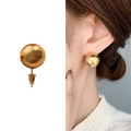 Gouden geborstelde metalen bolvormige oorknopjes met een getextureerde minimalistische look - Goud (A0454B)