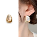 Pendientes de gota dorados con nácar, vista de detalle y puestos en modelo - Contraste Oro y Plata