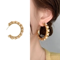 Pendientes de aro dorados vintage con perlas blancas y elegantes detalles florales - Dorado