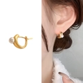 Elegante pendiente de aro en C bañado en oro de 18 quilates con una perla blanca - Dorado