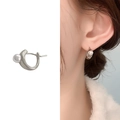Pendientes de aro en C plateados con textura irregular y perla blanca elegante - Plateado