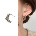 Pendientes de tuerca plateados en espiral con un diseño metálico mínimo e irregular - Plateado
