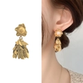 Goldene Blätter-Quastenohrringe mit Perle und strukturierter Metalloberfläche - Gold