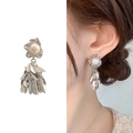 Silberne Quastenohrringe mit Blatt-Design und weißer Perle für einen modernen Look - Silber