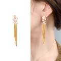 Elegantes pendientes largos de borla dorados con cristales mostrados en modelo y fondo blanco - Estilo de Borla de Grupo de Cuatro Piedras (A1401-05B) / Dorado