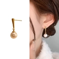 Pendientes largos de oro de 18K con perlas blancas brillantes sobre un perno cónico minimalista - Dorado (A0649B)