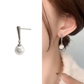 Pendientes de perlas plateadas con postes largos mostrados en modelo y fondo blanco puro - Plata (A0649B)