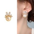 Eleganti orecchini a perno dorati con una grande perla e petali in zircone lucido - Oro (A0651B)