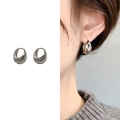 Glänzende silberne Tropfenohrringe mit Spiegelglanz am Ohrläppchen eines Models - Silber-Stil (A0457A)