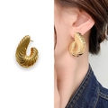 Orecchini a perno a spirale dorata a forma di C con un design dinamico a conchiglia - Oro (A0746A)