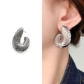 Orecchini a perno a spirale in argento con trama astratta indossati da una modella - Argento (A0746A)