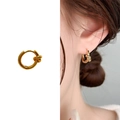 Aro dorado minimalista con diseño de nudo y vista puesta en la oreja, acabado pulido - Dorado