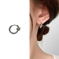 Pendientes de aro con nudo de plata minimalista con acabado pulido en una modelo - Plateado