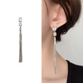 Orecchini a nappa in argento con zirconi mostrati su modella e sfondo bianco - Placcato Oro 18K / Argento