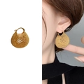 Elegantes pendientes de aro dorados calados con diseño de malla de estilo vintage - Dorado (A0470A)
