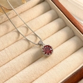 Details einer Zirkon-Knospe-Anhänger-Halskette mit Box-Kette in einer Schmuckschatulle - Silber Rot Zirkonia