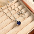 Nahaufnahme einer Saphirblau-Halskette mit Box-Kette in einer Schmuckschatulle - Silber Blau Zirkon