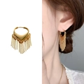 Elegantes pendientes dorados con borlas para mujer mostrados en modelo y fondo blanco - Dorado