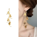 Pendientes largos de mariposa en color dorado con piedras de circón y textura de hoja - Dorado
