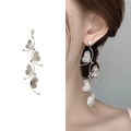 Pendientes de mariposa plateados con circonita, vista en modelo y detalle del producto - Plateado