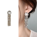 Pendientes de borla plateada con perla blanca y flecos brillantes en la modelo - Plateado