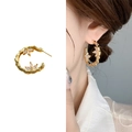 Boucles d'oreilles créoles dorées en branche de muguet avec pétales en cristal - Doré