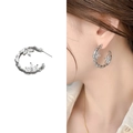 Boucles d'oreilles créoles muguet argentées avec cristaux marquise et texture de branche - Argenté