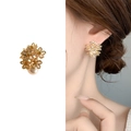 Elegantes pendientes de flores doradas con cristales y perlas colgantes - Dorado