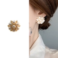Pendientes de perlas con forma de flor de lujo y circonitas en montura dorada chic - Dorado