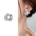 Pendientes de flores plateadas con perla mostrados en modelo y fondo blanco puro - Plateado