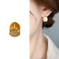 Pendientes de gota dorados con piedra ojo de gato mostrados en modelo real - Estilo Dorado (A0542B) / Dorado