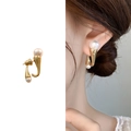 Pendientes de perlas dorados en forma de U con acabado metálico liso y perlas blancas - Dorado