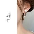 Pendientes minimalistas de plata con perlas blancas redondas y diseño aerodinámico - Plateado