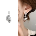 Boucles d'oreilles argentées étagées avec zircons et pétales en métal martelé - Argenté