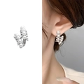Elegante silberne Perlenohrringe mit Zirkonia-Akzenten, gezeigt in einer Profilansicht - Silber (A0663C)