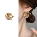 Goldene Quasten-Ohrringe mit glitzerndem Zirkonia-Feuerwerk an einem weiblichen Model - Gold (A0865C)