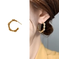 Elegantes pendientes de aro dorados en forma de C con cristales de circonita brillante - Dorado