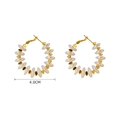 Eleganti orecchini a cerchio a C dorati da 4,0 cm con perle bianche e zirconi - Stile A0677B / Oro
