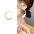 Eleganti orecchini a cerchio C placcati in oro con perle e zirconi su sfondo bianco - Stile A0868C / Oro