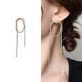 Elegantes pendientes de borla dorados con cristales mostrados en una modelo - Dorado (A1403-07A)