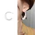 Orecchini a cerchio a C in argento con perle bianche e cristalli di zirconia - Stile A0868C / Argento Lucido
