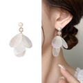 Elegante witte schelp kwastjes oorbellen met parels en kristallen voor zomerse look - Goud