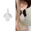 Witte schelp bloemblad oorbellen met parels en zilveren details voor de zomerstijl - Helder Zilver