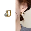 Pendientes de aro vintage bañados en oro con elegantes perlas blancas dobles - Dorado
