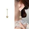 Elegantes pendientes largos dorados con perlas blancas y cubos de circonitas - Dorado