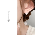 Pendientes de borla plateados con perlas blancas y circonitas cúbicas brillantes - Plateado