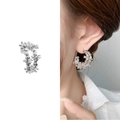 Boucles d'oreilles argentées en forme de C avec texture de pétales de fleurs - Argent Brillant